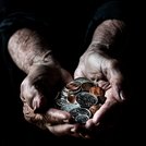 Hände halten Geld
